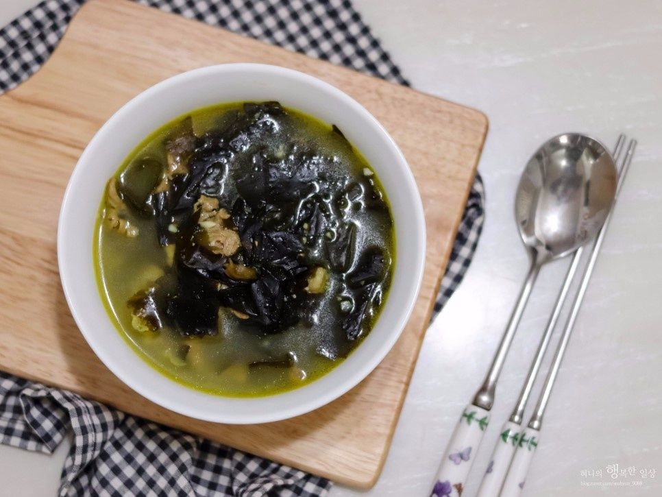 미역국 (mi-yeog-gug) Korean Seaweed Soup